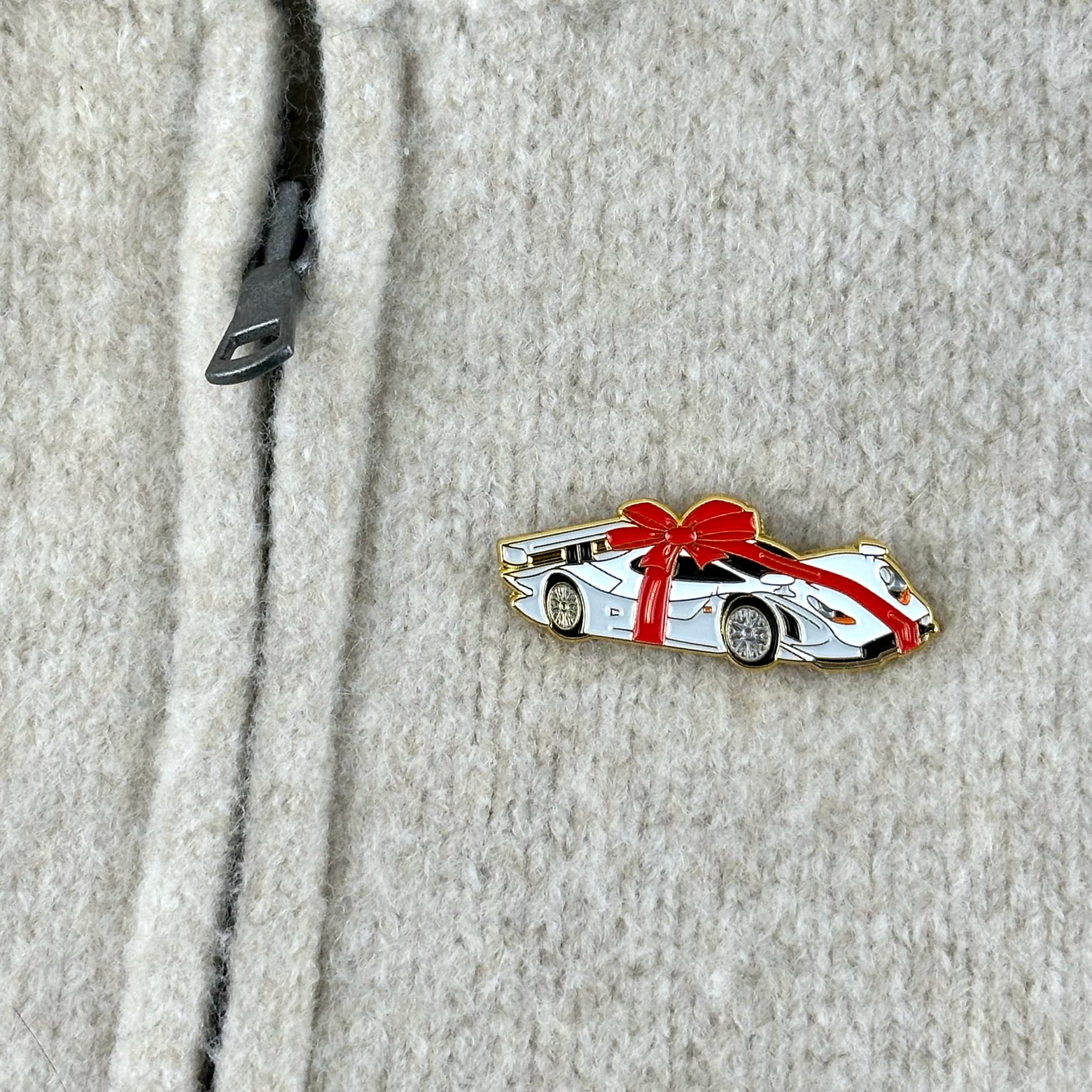 rennbetrieb porsche GT1 strassenversion christmas enamel pin on beige pullover